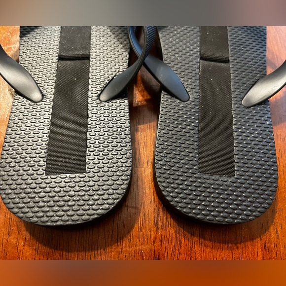 👣 NWOT Coachella Grounding Black Flip Flops - Picture 5 of 9